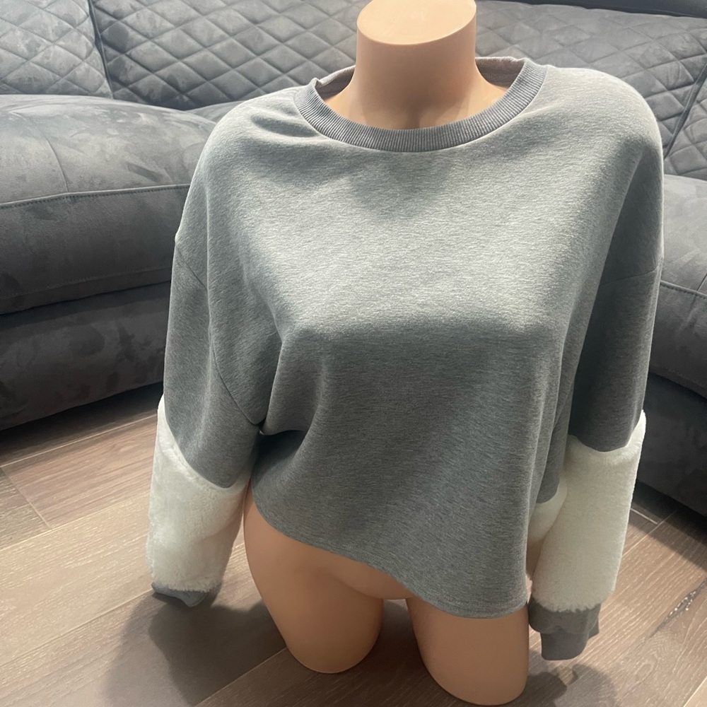 Women’s A’Gaci fur sleeve sweatshirt. NWT med
